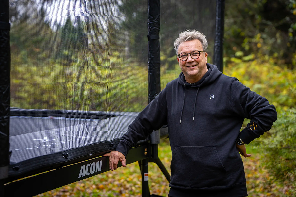 Video thumbnail: ACON’s first customer, magician Simo Aalto, looks back on an event from 30 years ago beside an ACON trampoline.