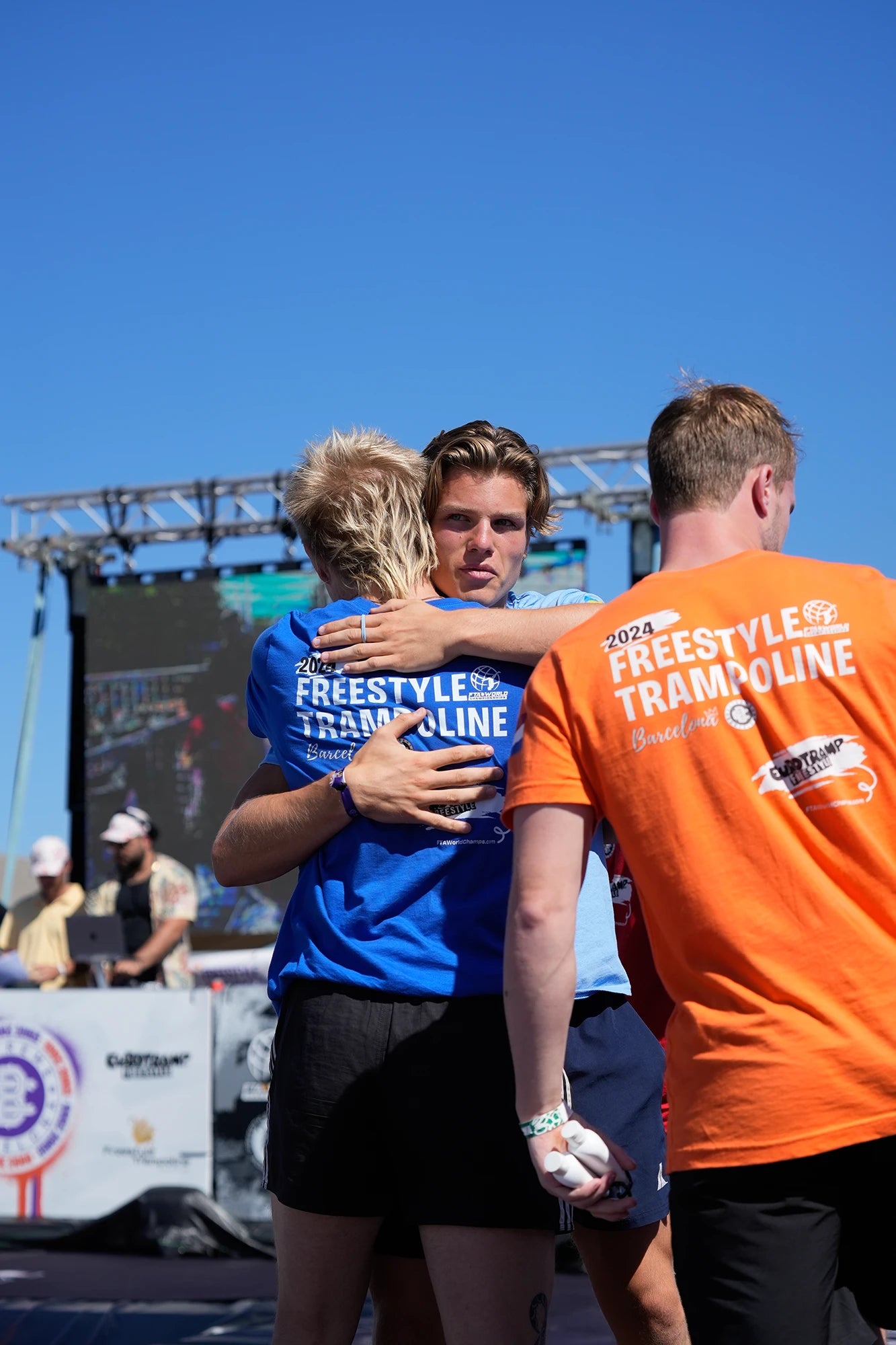Freestyle Trampoline Barcelona 2024 participants hugging.